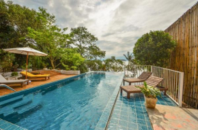 Quarto vista mar em Casa com piscina de Borda Infinita no Sambaqui P660